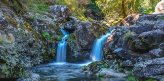 Cascada en las pozas do río pedras en Galicia