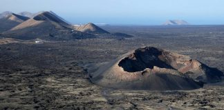 Cráter volcánico en el Parque Natural de los Volcanes, en Lanzarote